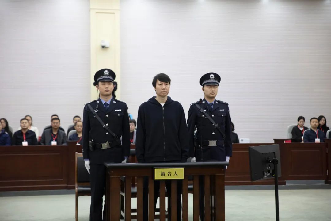快剃頭了李鐵案二審已宣判，去年3月一審開庭時劉海還在