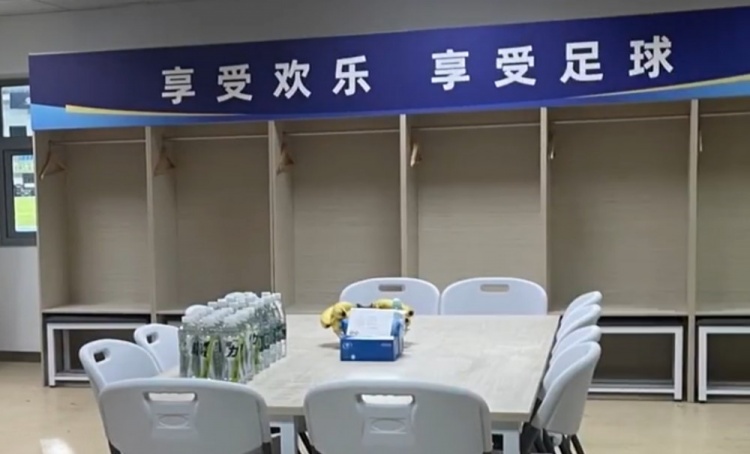 蘇州隊賽后收拾更衣室，并留言：感謝有你，共鑄蘇超未來！