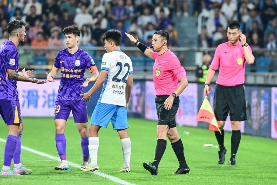 津門虎00西海岸！遭3輪不勝，雙方各1球被吹引爭議，邵佳一染黃