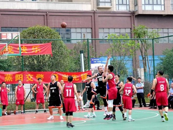 北京時間5月27日，達拉斯獨行俠以116-107戰(zhàn)勝了明尼蘇達森林狼。據(jù)美國媒體BasketballForever揭露，在交易截止日前，庫茲馬曾拒絕了加盟獨行俠的機會，認為獨行俠并非真正的競爭者。然而現(xiàn)在情況卻諷刺性地反轉(zhuǎn)，獨行俠僅差一場勝利就可以進入總決賽。